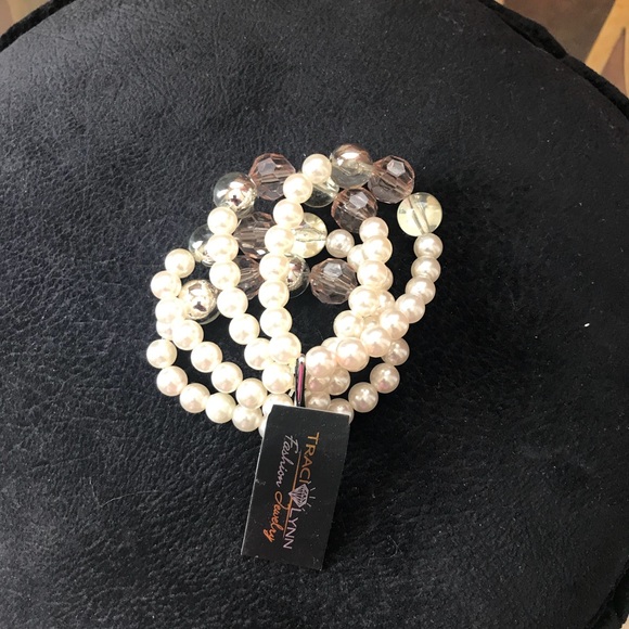 Traci Lynn Jewelry - 🔥🔥Brand New Stretch Pearl/Bead bracelet🔥🔥